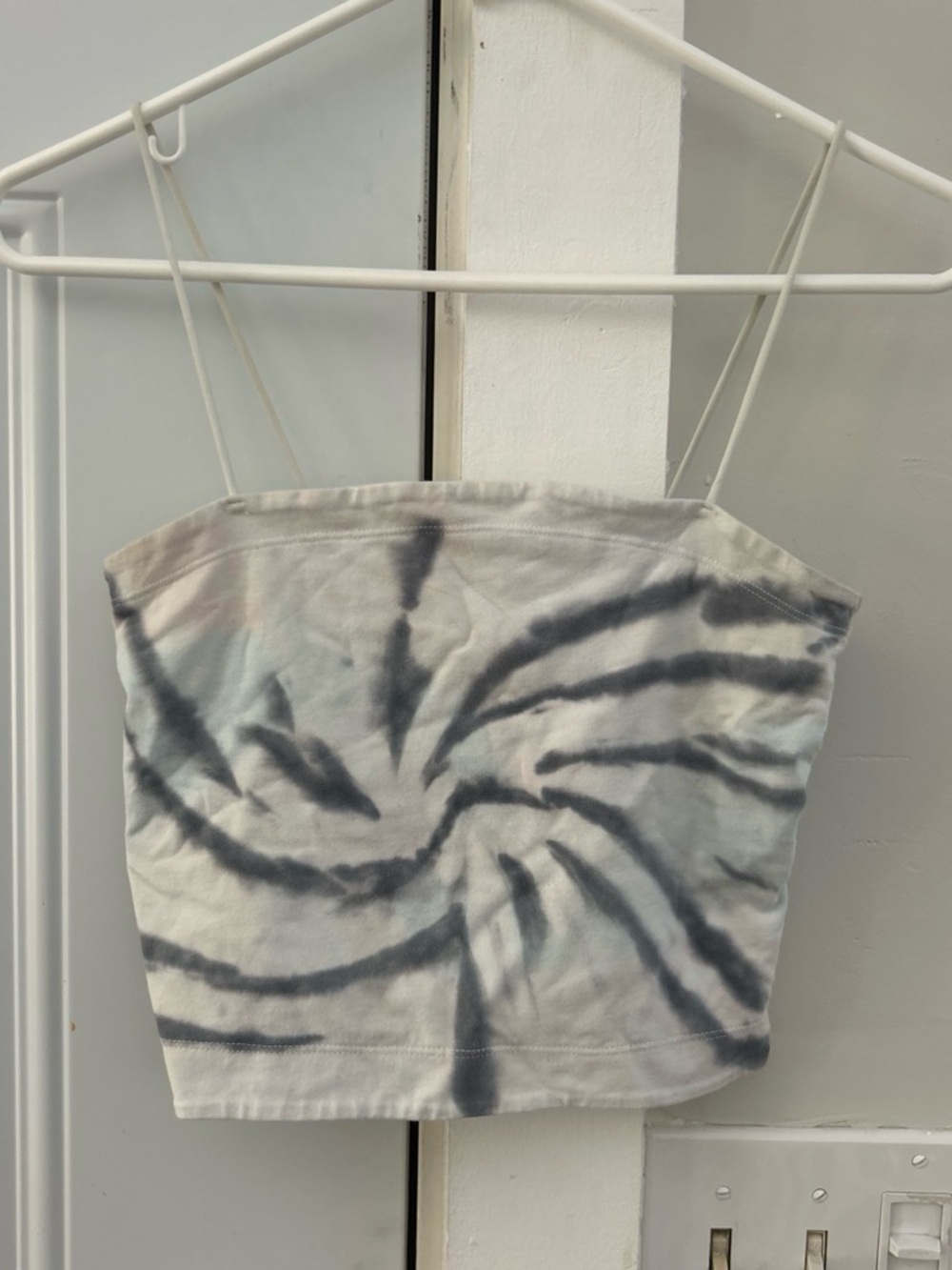 American Eagle Outfitters White and Gray Tie-Dye Spaghetti Strap Crop Top
